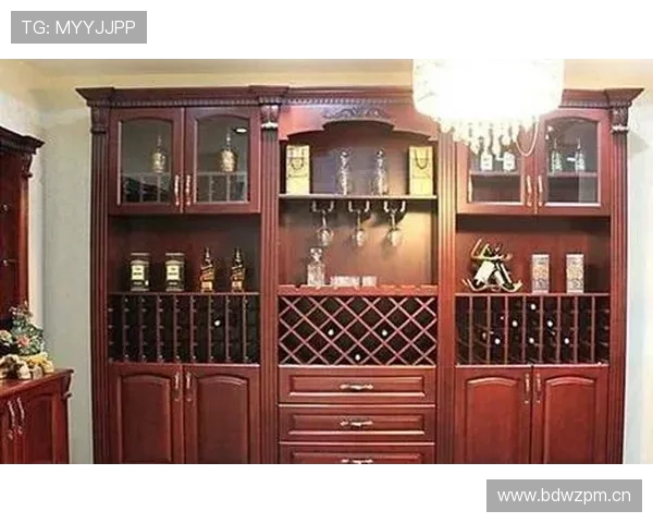 保罗·乔治家里酒柜像酒店大堂，结果晚饭自拍是泡面